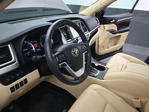 Used 2019 Toyota Highlander Limited Platinum FWD image 4