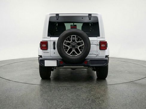 Used 2025 Jeep Wrangler Sahara AWD/4WD image 7