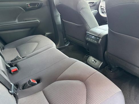 Used 2025 Toyota Highlander LE FWD image 15