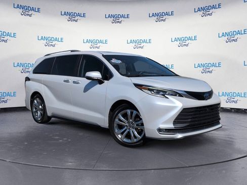 Used 2022 Toyota Sienna Platinum image 2