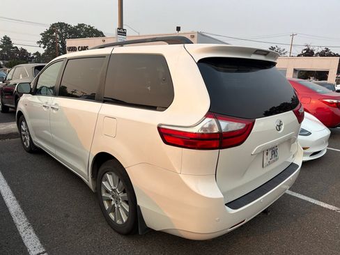 Used 2017 Toyota Sienna XLE Premium w/ Outdoor Package AWD/4WD image 6