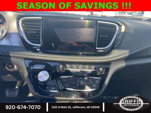 Used 2025 Chrysler Pacifica Select image 11