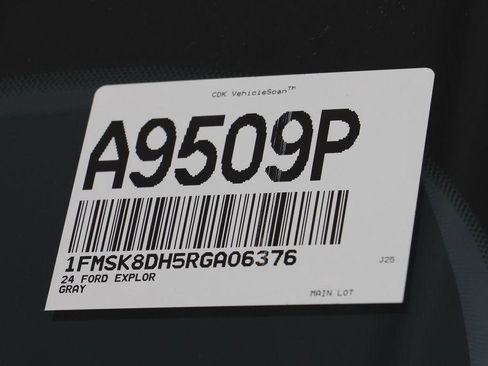 Used 2024 Ford Explorer XLT image 25