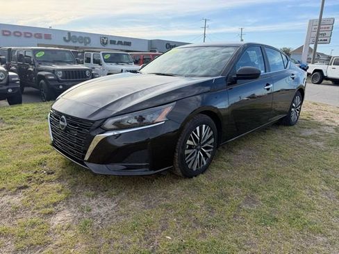 Used 2025 Nissan Altima 2.5 SV FWD image 3
