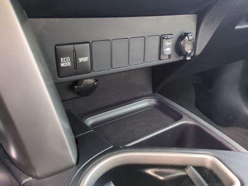 Used 2017 Toyota RAV4 XLE FWD image 29