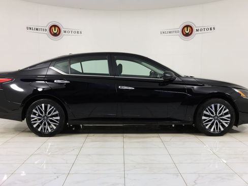 Used 2025 Nissan Altima 2.5 SV FWD image 2