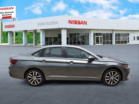 Used 2025 Volkswagen Jetta SE w/ Sunroof Package FWD image 5