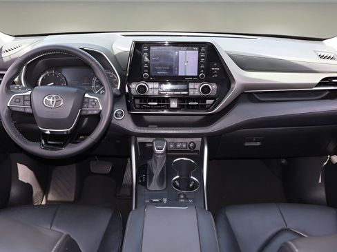Used 2021 Toyota Highlander XLE FWD image 13