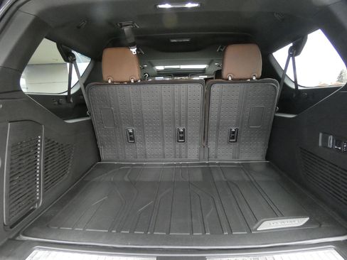 New 2026 Chevrolet Suburban High Country image 17