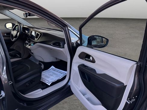 Used 2017 Chrysler Pacifica Touring-L Plus image 17