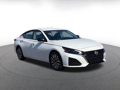 Used 2025 Nissan Altima 2.5 SV image 3