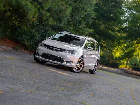 Used 2017 Chrysler Pacifica Limited FWD image 21