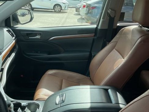 Used 2018 Toyota Highlander Limited Platinum image 9
