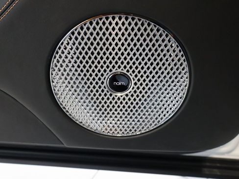 Used 2025 Bentley Bentayga image 14