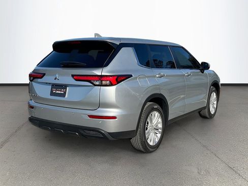 Used 2024 Mitsubishi Outlander ES image 7