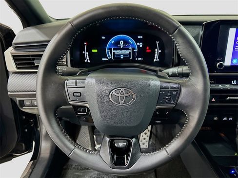 Used 2025 Toyota Camry SE image 9