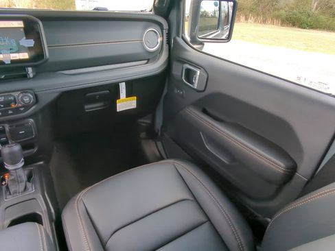 New 2026 Jeep Wrangler Unlimited Sahara AWD/4WD image 15