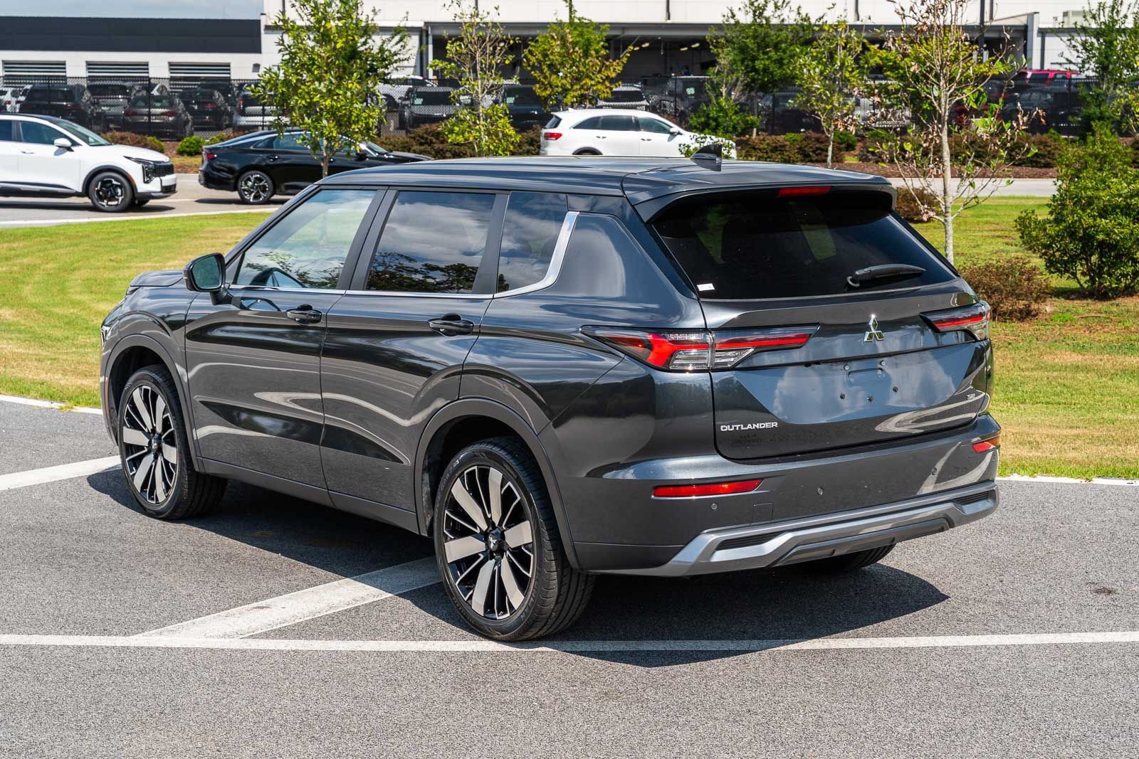 Used 2025 Mitsubishi Outlander SE FWD image 5