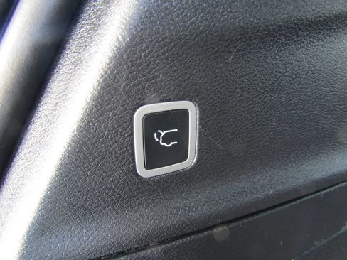 Used 2025 Chrysler Pacifica Limited FWD image 7