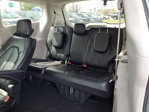 Used 2024 Chrysler Pacifica Touring-L image 28