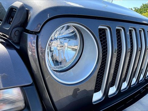 Used 2022 Jeep Wrangler Unlimited Sahara AWD/4WD image 25