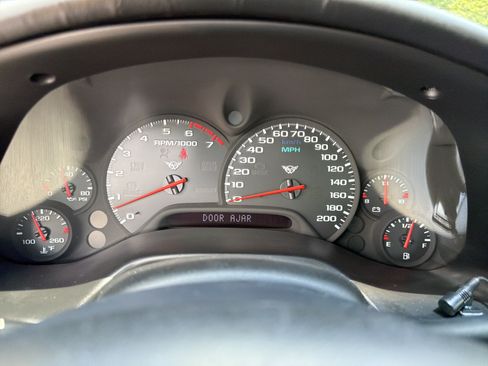 Used 2000 Chevrolet Corvette Coupe w/ Roof Pkg RWD image 19