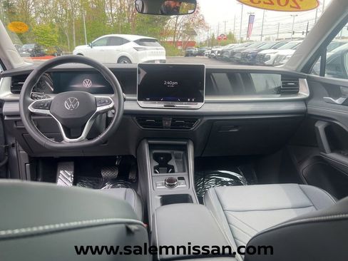 Used 2025 Volkswagen Tiguan SE AWD/4WD image 12