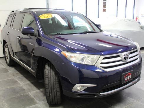Used 2011 Toyota Highlander Limited w/ Tow Pkg AWD/4WD image 3