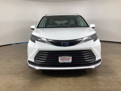 Used 2024 Toyota Sienna LE FWD image 3