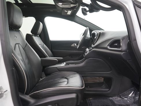 Used 2022 Chrysler Pacifica Limited w/ S Appearance Package image 13