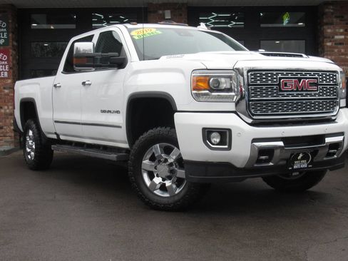 Used 2019 GMC Sierra 3500 Denali w/ Duramax Plus Package image 2