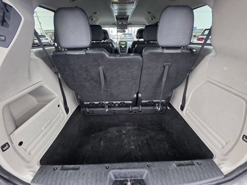 Used 2016 Chrysler Town & Country Touring image 23