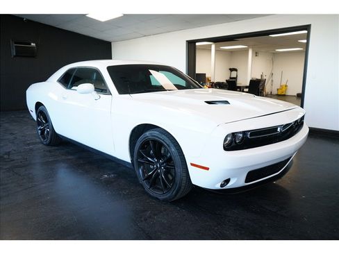 Used 2018 Dodge Challenger SXT Plus RWD image 8