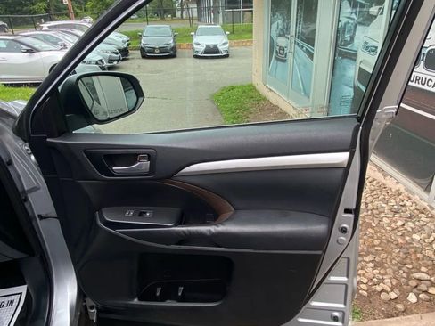 Used 2014 Toyota Highlander XLE image 12