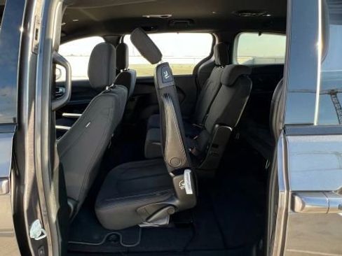 Used 2018 Chrysler Pacifica Touring Plus w/ S Appearance Package image 24