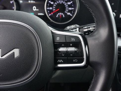 Used 2024 Kia Carnival LX FWD image 39