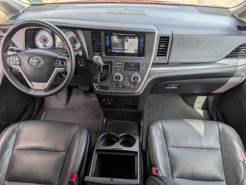 Used 2017 Toyota Sienna SE Premium FWD image 4