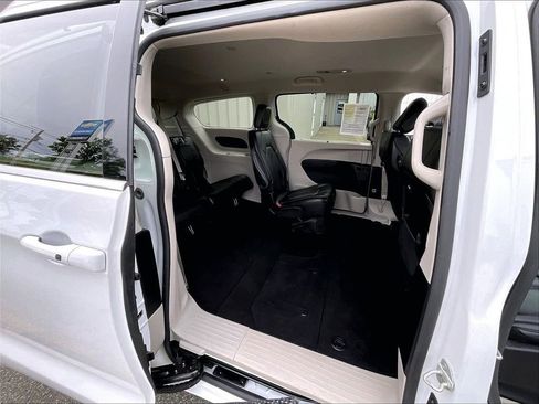 Used 2023 Chrysler Pacifica Touring-L FWD image 16