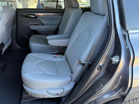 Used 2021 Toyota Highlander Platinum FWD image 38