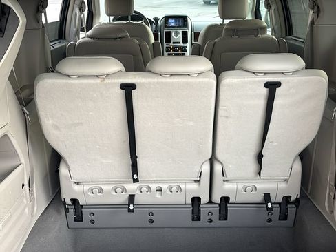 Used 2009 Chrysler Town & Country Touring FWD image 34