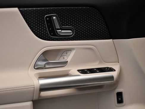 Used 2025 Mercedes-Benz GLA 250 4MATIC image 32