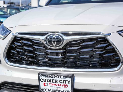 New 2026 Toyota Highlander Platinum AWD/4WD image 6