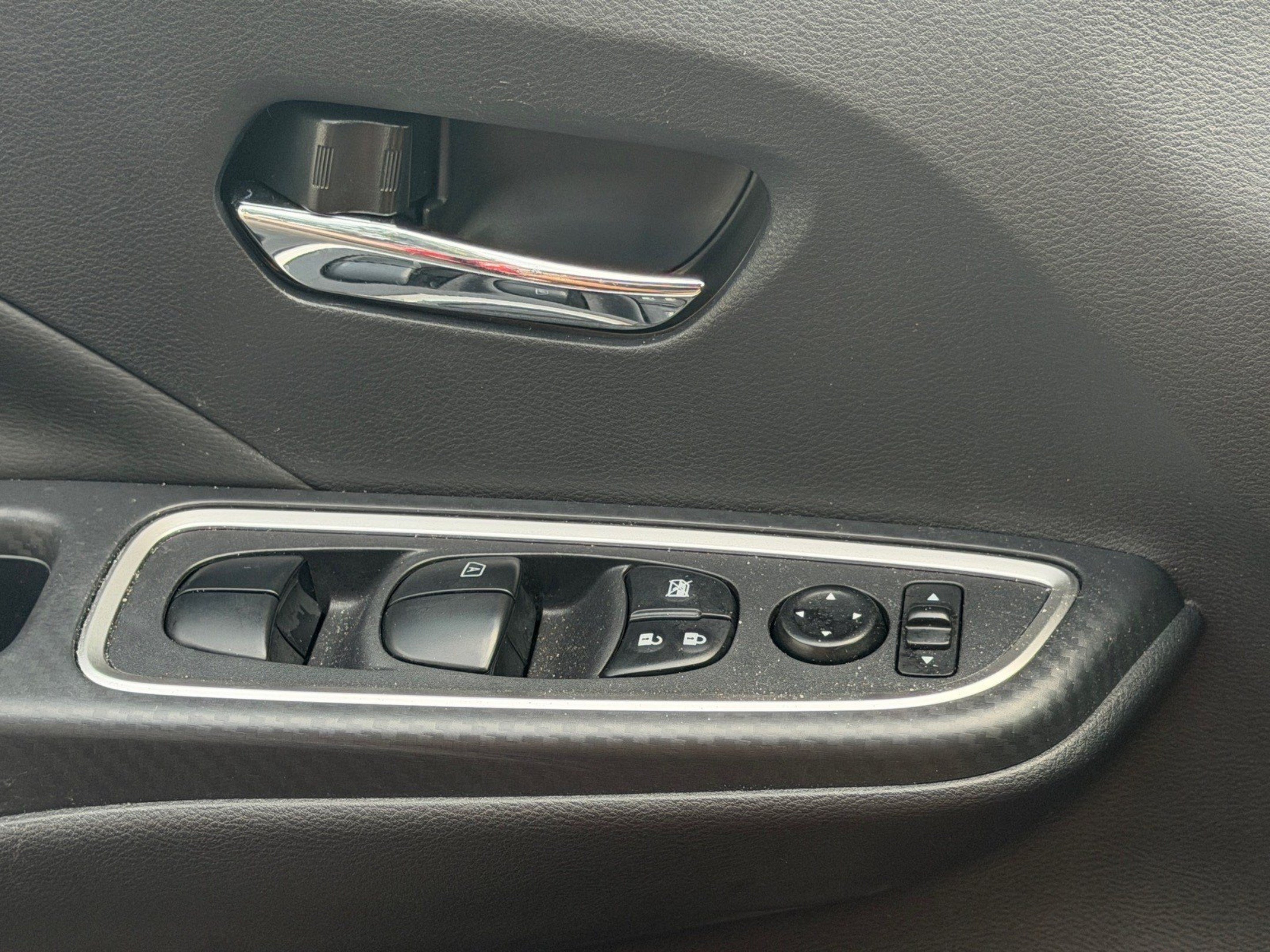 Used 2022 Nissan Versa SR FWD image 17