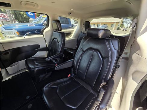 Used 2022 Chrysler Pacifica Touring-L FWD image 11