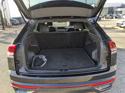 Certified 2022 Volkswagen Atlas Cross Sport SE image 12