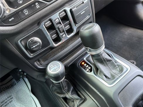 Used 2025 Jeep Gladiator Sport AWD/4WD image 16
