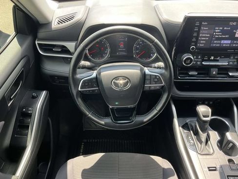 Used 2020 Toyota Highlander LE FWD image 18