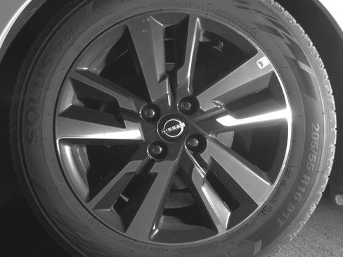 Used 2025 Nissan Versa SV image 12