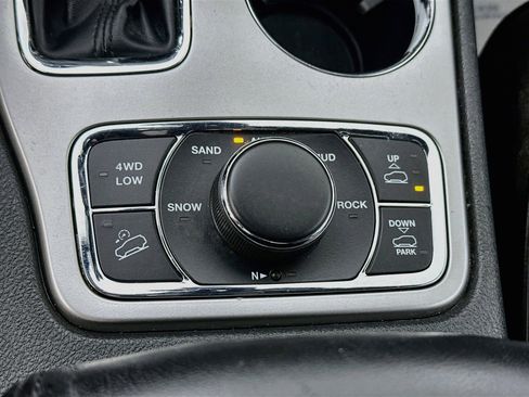 Used 2018 Jeep Grand Cherokee Overland AWD/4WD image 20