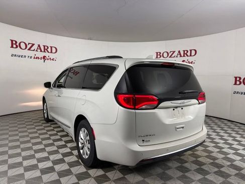 Used 2017 Chrysler Pacifica Touring-L FWD image 6